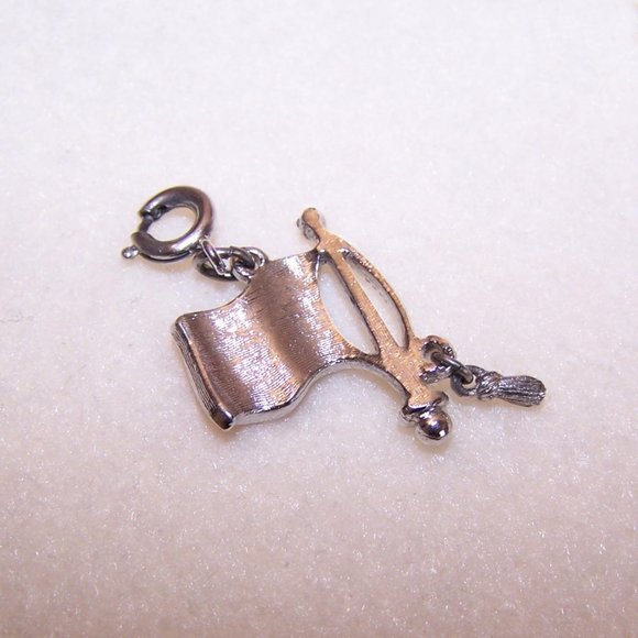 Silver Tone Metal Cold Enamel MONET Charm - American Flag - Picture 4 of 4